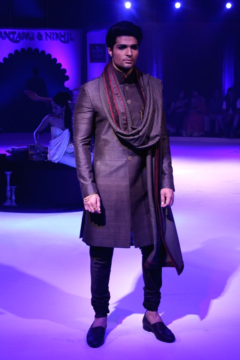 That’s one Spectacular Men’s Diwali Outfit!