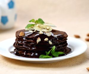  3 savories for your Valentine - Chocolate mousse with fresh strawberry | Chocolate and banana pancakes | Heart-shaped chocolate cake with rose petals