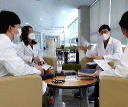 S. Korea medical crisis: New head of doctors' association vows war