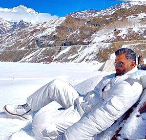 Suniel Shetty unveils 1st look with protective winter gear from his
 'action' title